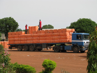 05 Les Balles Chargees Sur Le Camion